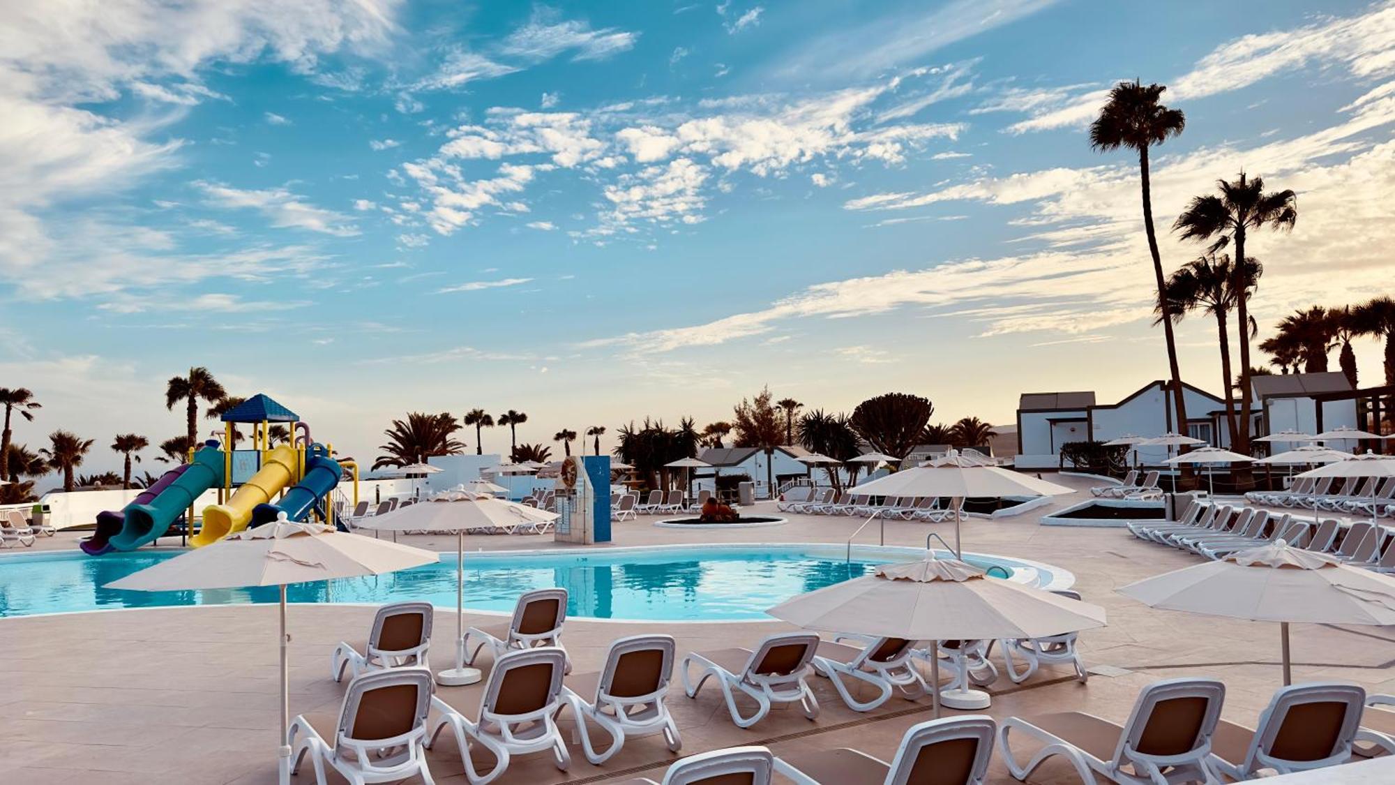 カレタ・デ・フステ Caleta Doradaアパートホテル エクステリア 写真